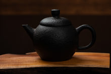 Load image into Gallery viewer, Lin Guó-Lì Black Stone Teapot