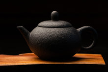 Load image into Gallery viewer, Lin Guó-Lì Flat Stone Teapot