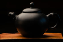 Load image into Gallery viewer, Lin Guó-Lì Tree Stump Teapot