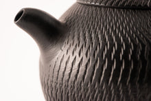 Load image into Gallery viewer, Lin Guó-Lì Large Scales Teapot