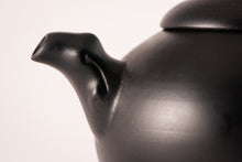 Load image into Gallery viewer, Lin Guó-Lì Tree Stump Teapot